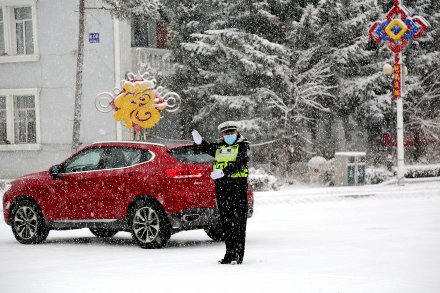 “中國(guó)最冷小鎮(zhèn)”迎降雪 城市街路披銀裝