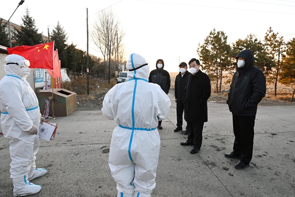 胡昌升到綏勝滿族鎮(zhèn)正白四村察看無陽性感染者村屯疫情防控情況。