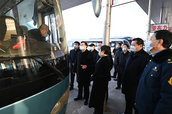 胡昌升在牡丹江市公路客運總站詢問營運客車司機安全駕駛等情況。