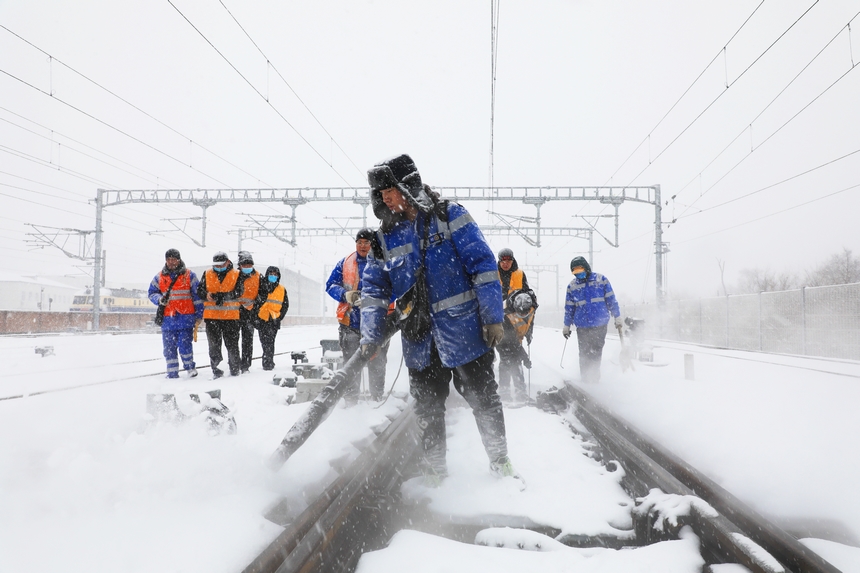 哈鐵全力應(yīng)對(duì)降雪天氣確保鐵路運(yùn)輸安全暢通