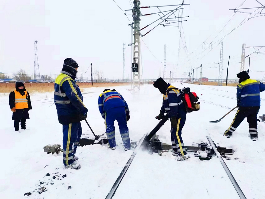 哈鐵全力應(yīng)對(duì)降雪天氣確保鐵路運(yùn)輸安全暢通