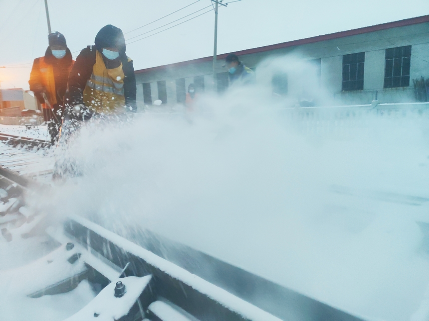 哈鐵全力應(yīng)對降雪天氣確保鐵路運輸安全暢通