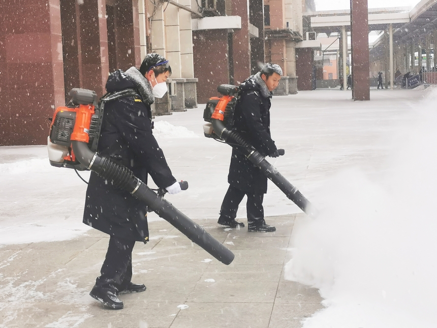 哈鐵全力應(yīng)對降雪天氣確保鐵路運(yùn)輸安全暢通