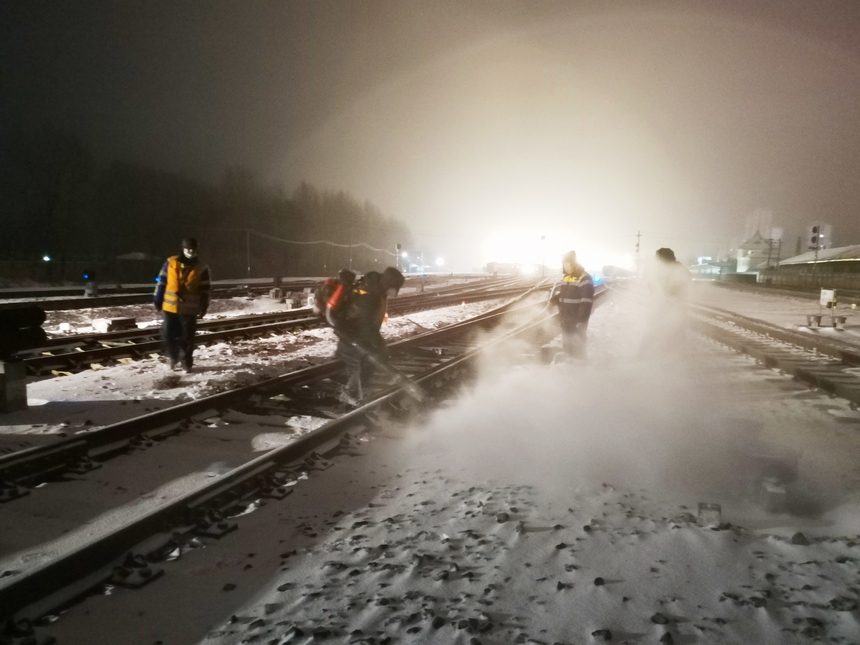 哈鐵全力應(yīng)對降雪天氣確保鐵路運(yùn)輸安全暢通