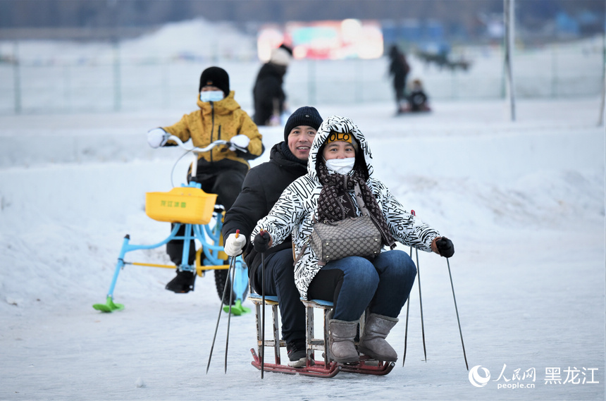 新春走基層｜冰爬犁、雪滑梯 哈爾濱玩冰樂(lè)雪趣味多