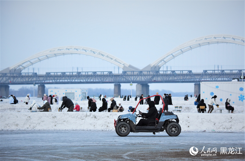 新春走基層｜冰爬犁、雪滑梯 哈爾濱玩冰樂(lè)雪趣味多