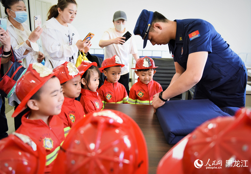 消防員在寢區(qū)展示疊“豆腐塊”。人民網(wǎng) 蘇靖剛攝