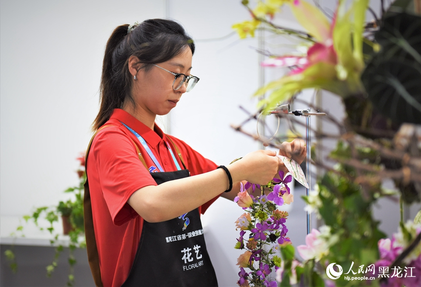 選手正在進(jìn)行花藝項(xiàng)目比賽。人民網(wǎng)記者 蘇靖剛攝