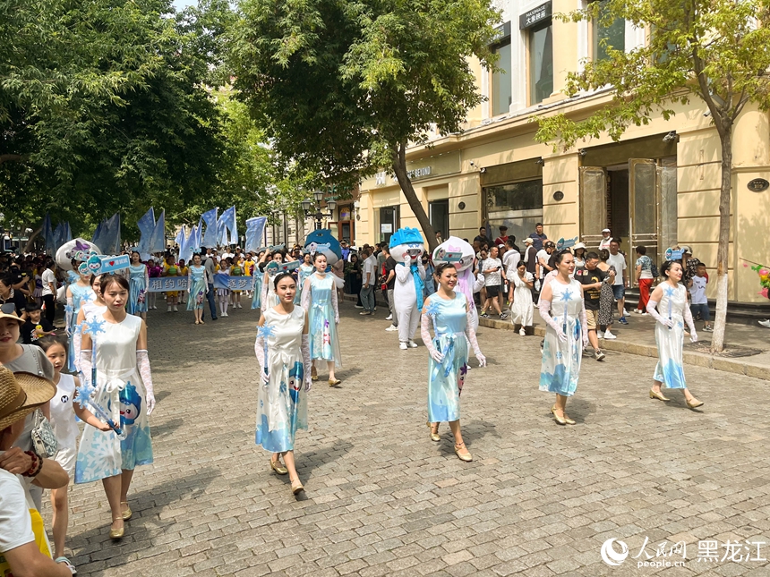 中央大街主題巡游。人民網(wǎng) 張哲鑫攝