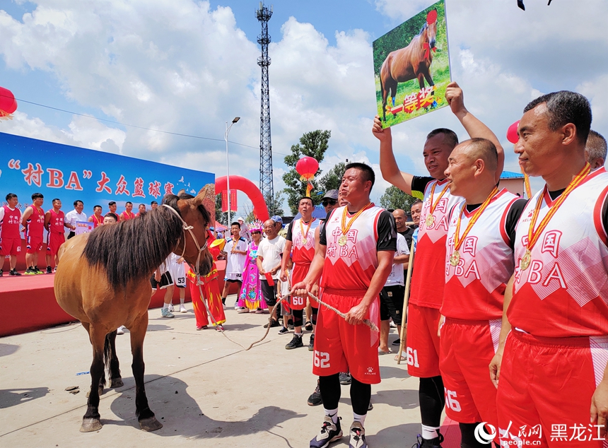 哈爾濱：“村BA”決賽開賽 點(diǎn)燃夏日籃球熱情