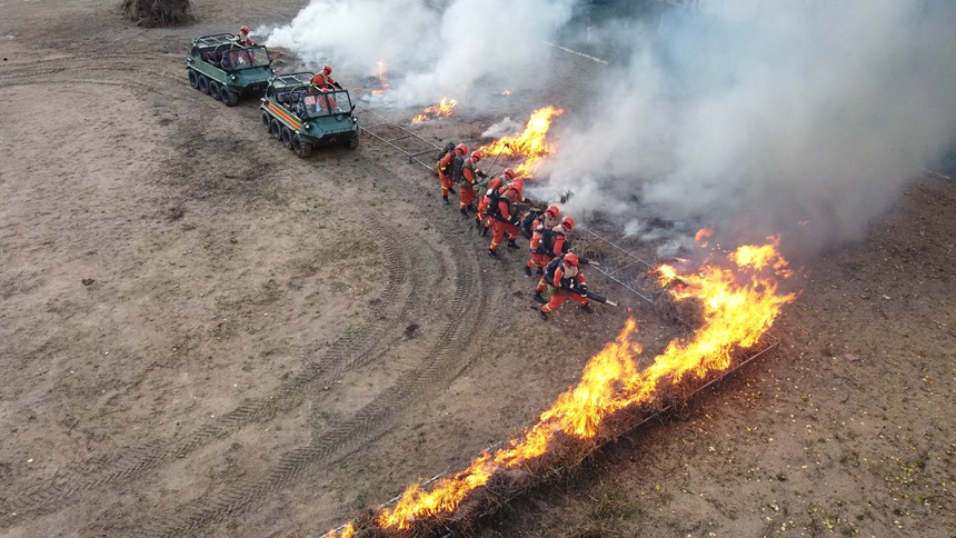 大興安嶺地區(qū)森林消防支隊(duì)開展實(shí)戰(zhàn)化演練備戰(zhàn)秋季森林防火期 