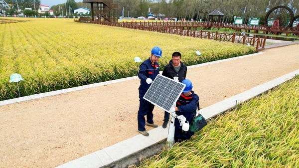 國網(wǎng)建三江供電公司員工深入田間幫助農(nóng)戶檢修維護田間傳感器。苑小旭攝