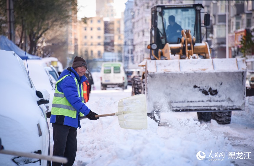 清雪車輛和環(huán)衛(wèi)工人聯(lián)合作業(yè)保障雪停路凈。人民網(wǎng)記者 蘇靖剛攝