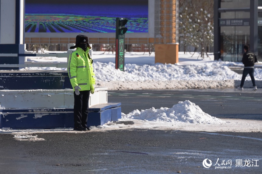 交通警察保障雪后交通順暢。人民網(wǎng) 徐成龍攝