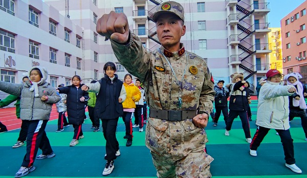 東方紅小學榮膺“全國國防教育示范學?！狈Q號