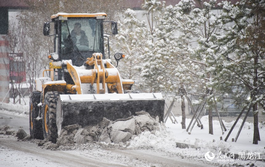 鏟車正在清理路邊積雪。人民網(wǎng)記者 蘇靖剛攝