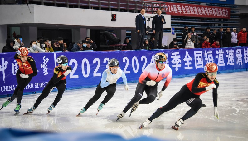 黑龍江七臺河上演短道速滑“強強對決”