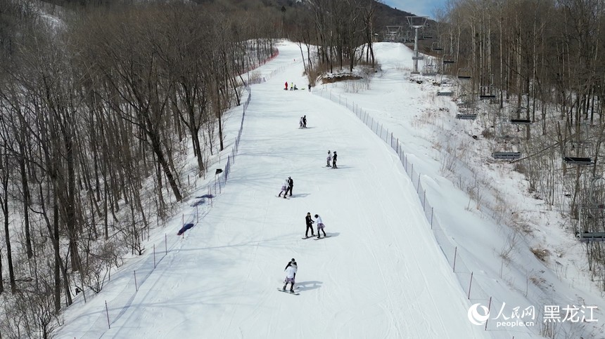 黑龍江亞布力：游客暢享春雪季