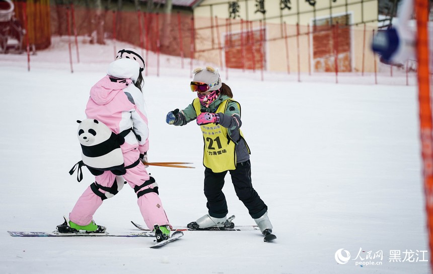 黑龍江亞布力：游客暢享春雪季