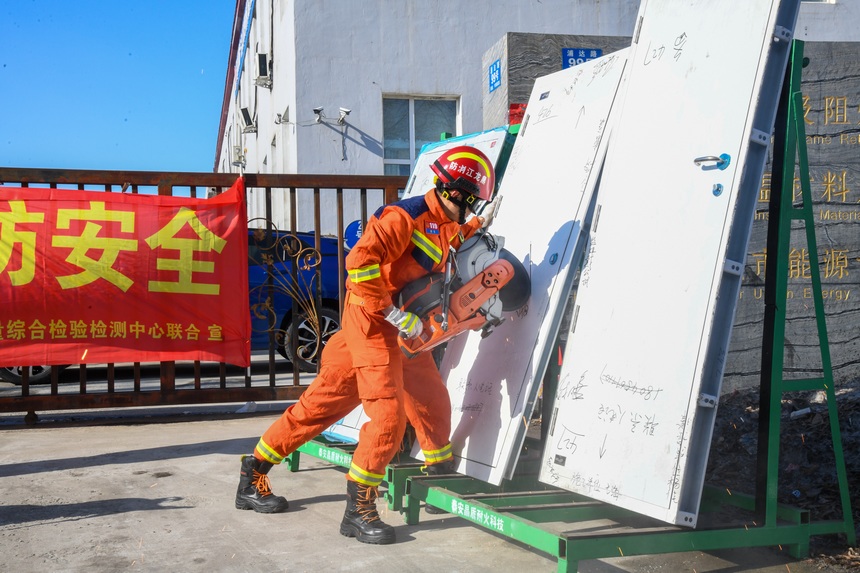 哈爾濱市消防救援支隊開展消防產(chǎn)品專項整治行動及現(xiàn)場銷毀活動