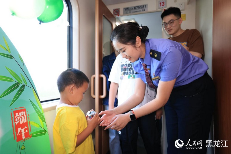 列車上的“濃情端午”