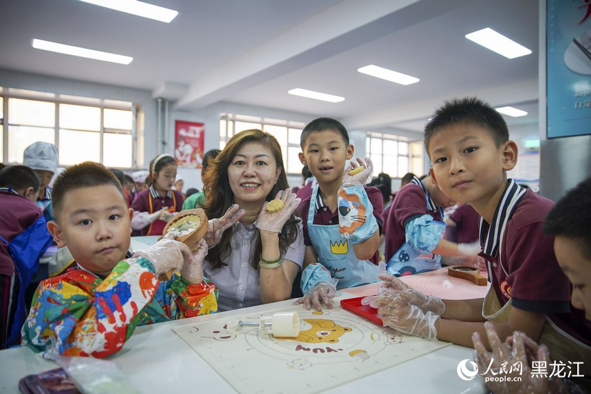 哈爾濱市繼紅小學(xué)南崗校區(qū)，老師與學(xué)生們共同制作中秋月餅。人民網(wǎng)記者 張哲鑫攝