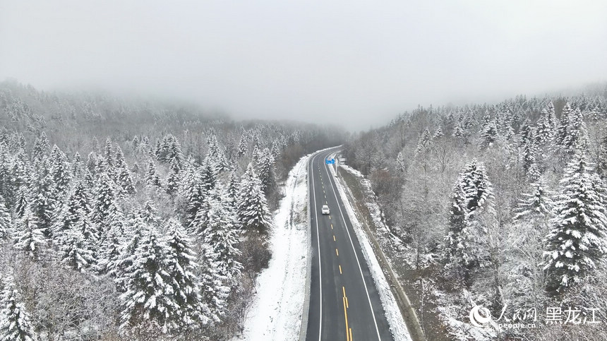 中國(guó)雪鄉(xiāng)景區(qū)迎來(lái)今秋首場(chǎng)降雪